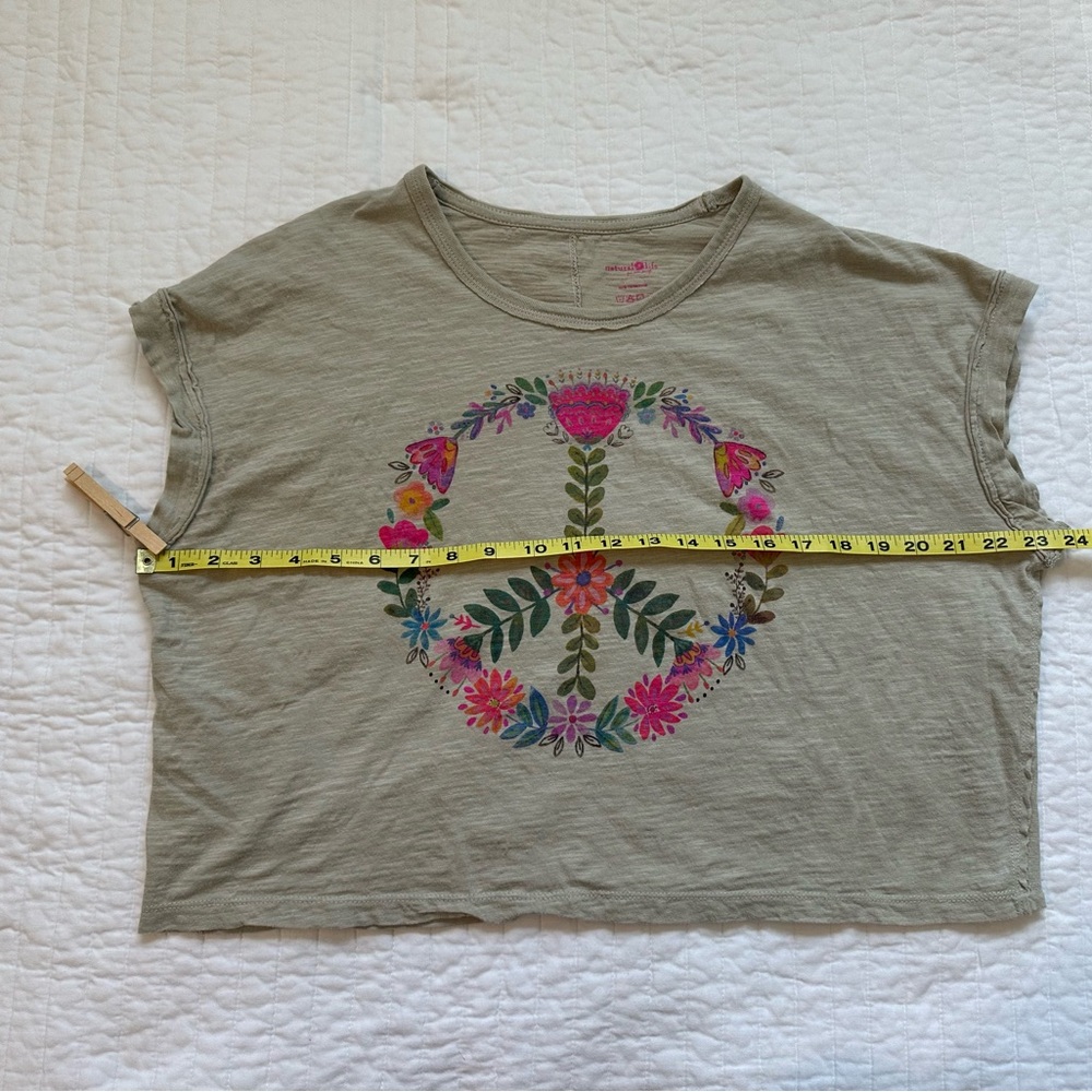 NATURAL LIFE Pale Gray Floral Peace Sign Crop Top - Picture 4 of 5